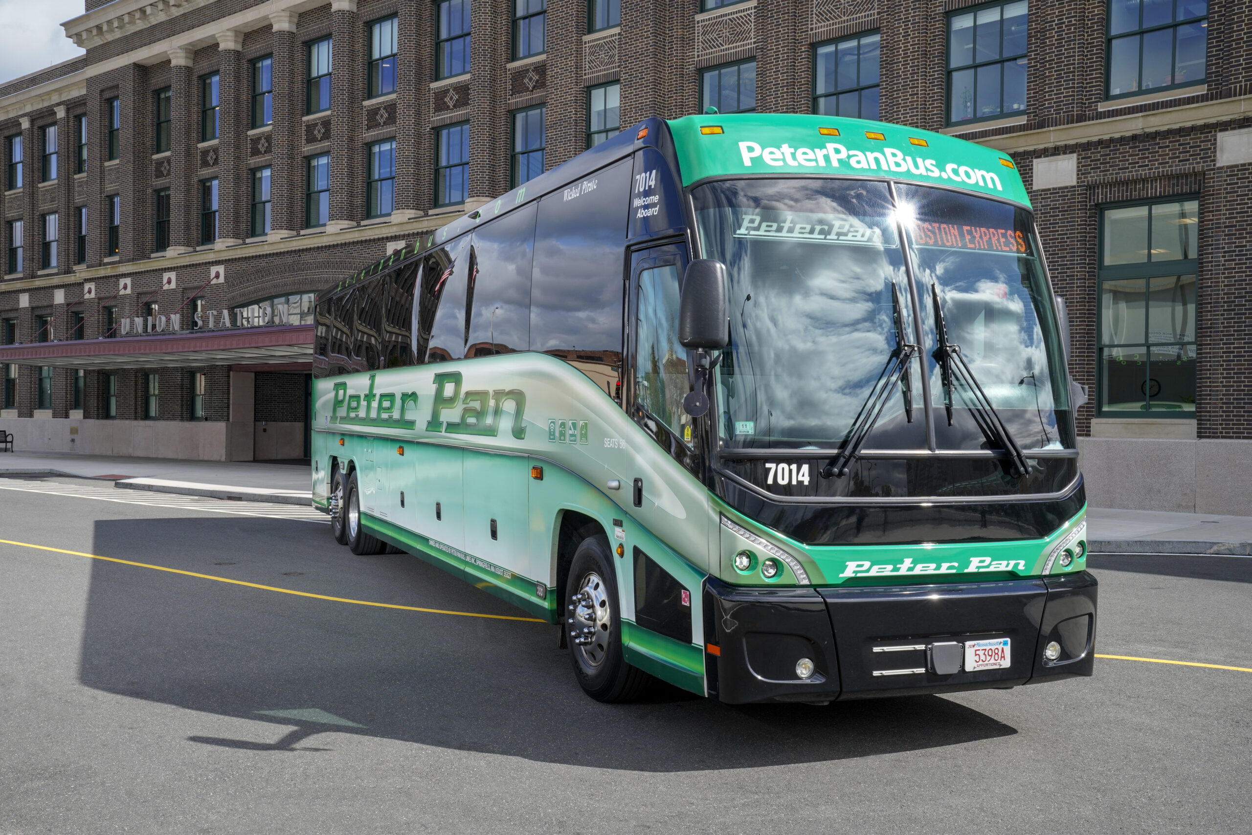 Family-owned Peter Pan Bus Lines Takes Over Megabus Routes in Northeast Corridor