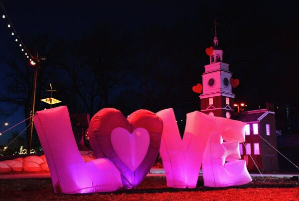 Festive Valentine's Day decorations at Chilly Philly Mini Golf in Franklin Square, Philadelphia. Arrive stress-free with Peter Pan Bus Lines and enjoy a fun winter-themed mini golf experience